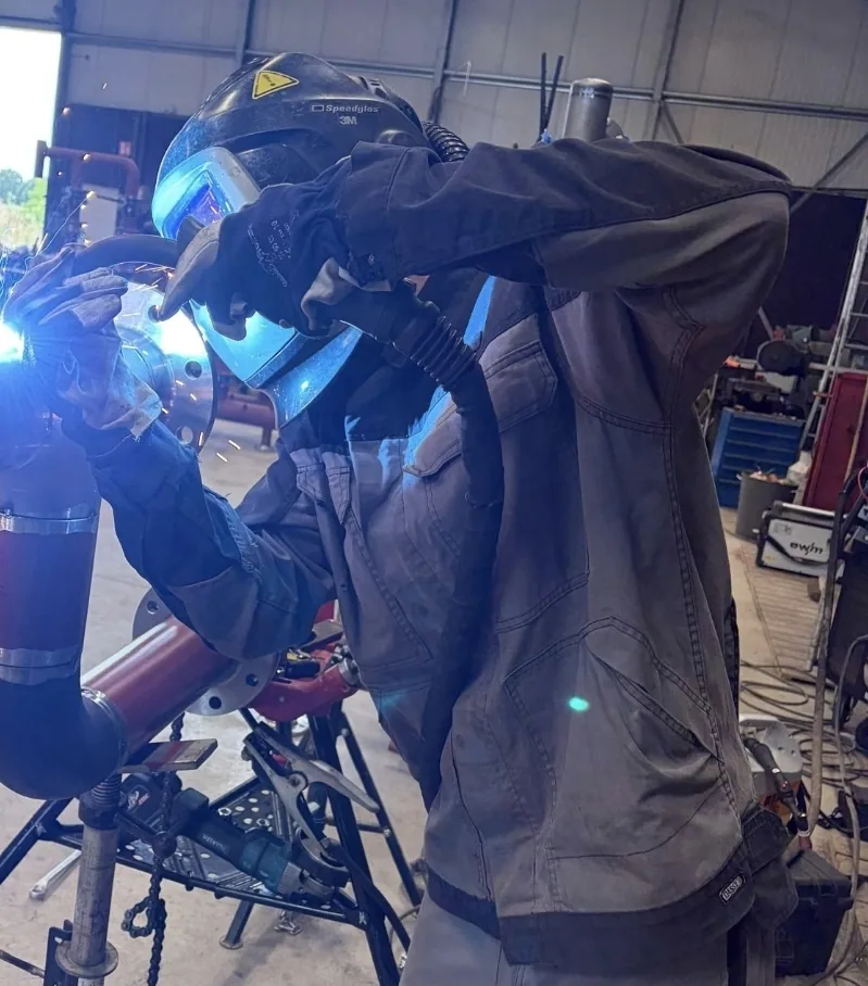 Lasser van Buzzard Prefab Solutions aan het werk aan een stalen buisconstructie