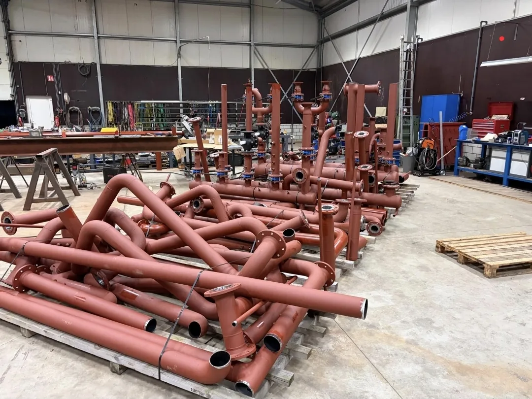 Pallets met prefab gelaste spoelstukken in de werkplaats, in de grondverf gezet