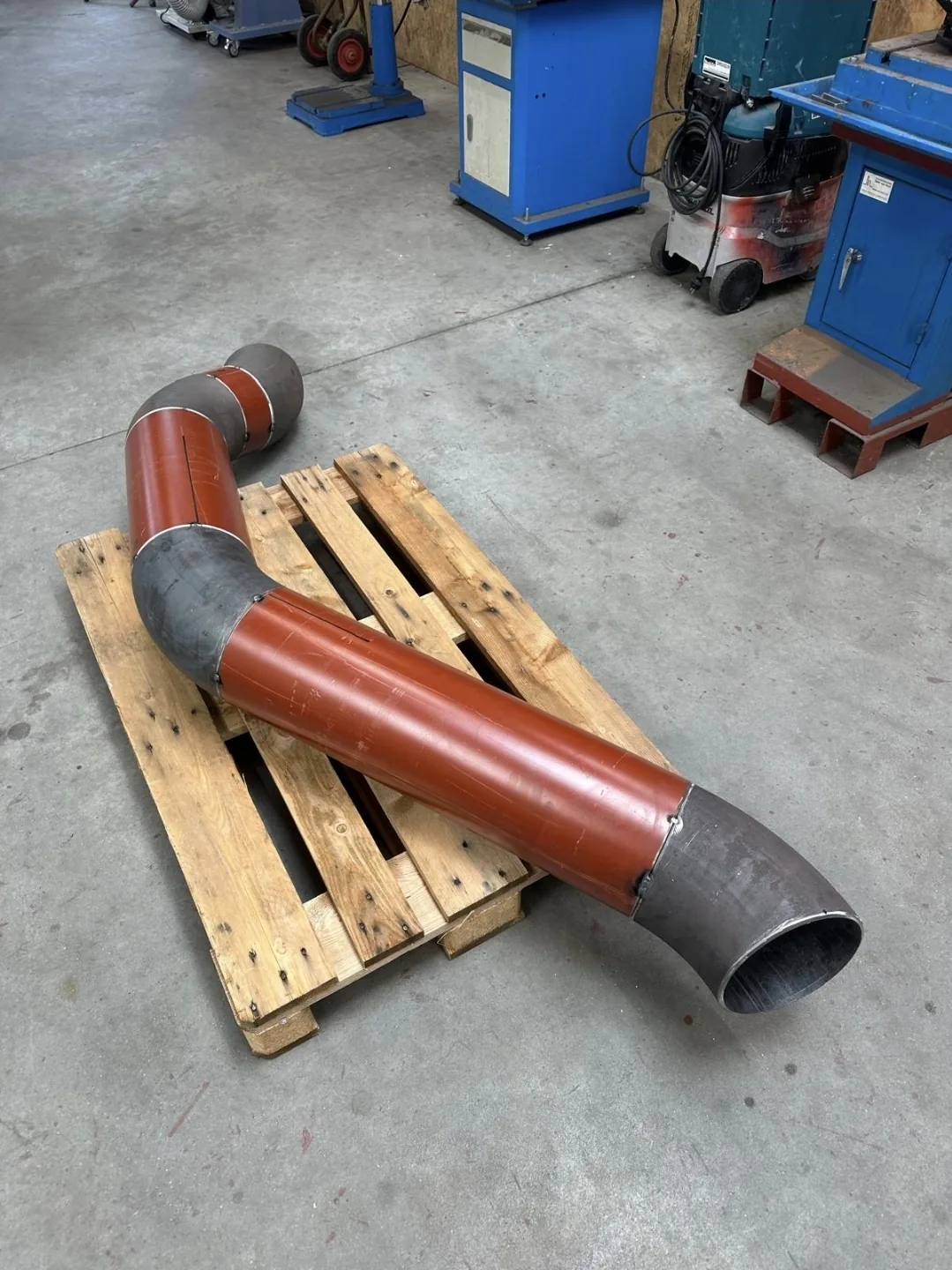 Gelast spoelstuk met flensverbindingen op een pallet in de werkplaats